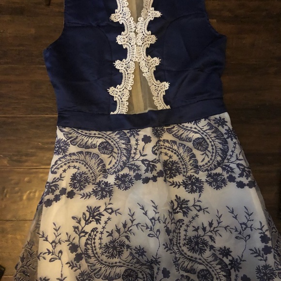 Cute lace/floral embroidered dress - Picture 2 of 2